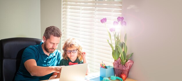 학교 아들 아이를 돕는 행복한 아빠가 집에서 노트북을 들고 있는 교사와 학생 학교 소년의 배너