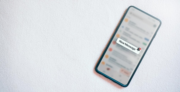 Banner van een smartphone met een nieuwe berichtmelding op het scherm Nieuwe e-mail op mobiele smartphone