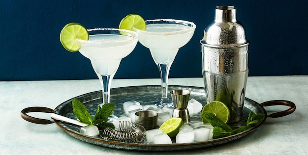 Banner van klassieke margarita-cocktail op tafel met baraccessoires