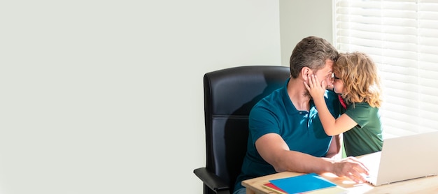 Banner van leraar en leerling schooljongen met laptop thuis gelukkige papa of leraar die zijn school helpt