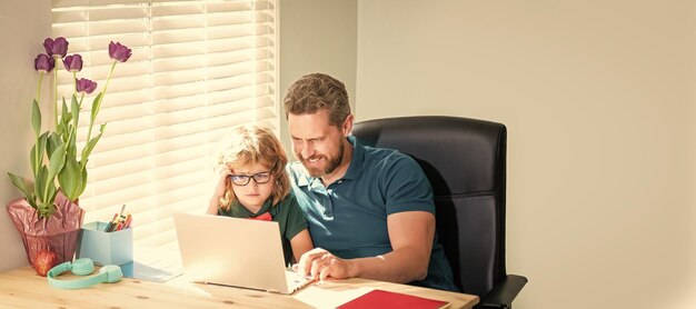 Banner van leraar en leerling schooljongen met laptop thuis terug naar school vader en soneyewear gebruik