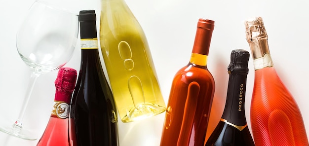 Foto banner van verschillende flessen met alcohol op een witte achtergrond wit rood prosecco roze rood sherry reclame