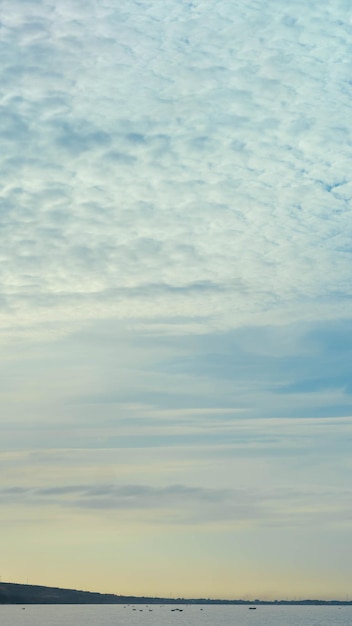 BANNER VERTICAL STORY 雰囲気 パノラマ 白い雲 澄んだ青空 水平線 穏やかな空の海 コンセプト パラダイス ライフ デザイン リラックス 壁紙 背景 より多くのトーン フォーマットの在庫あり