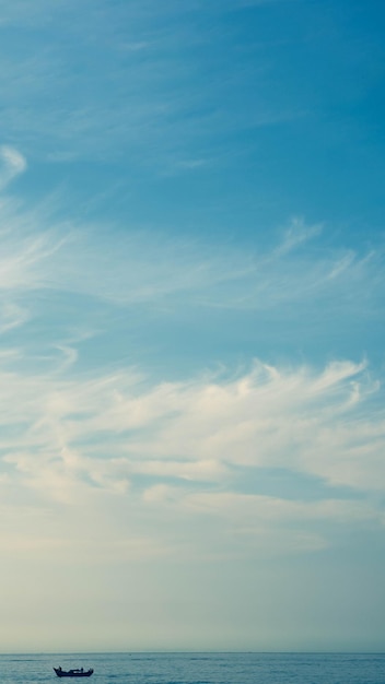 BANNER VERTICAL STORY 雰囲気 パノラマ 白い雲 澄んだ青空 水平線 穏やかな空の海 コンセプト パラダイス ライフ デザイン リラックス 壁紙 背景 より多くのトーン フォーマットの在庫あり