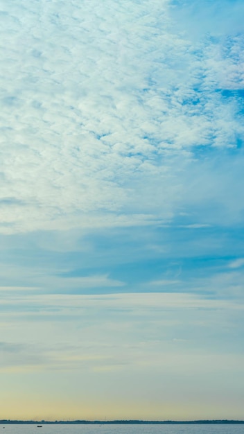 BANNER VERTICAL STORY 雰囲気 パノラマ 白い雲 澄んだ青空 水平線 穏やかな空の海 コンセプト パラダイス ライフ デザイン リラックス 壁紙 背景 より多くのトーン フォーマットの在庫あり