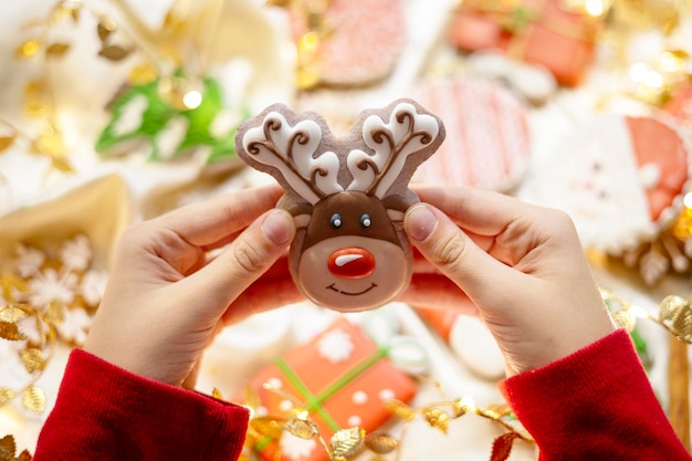 Banner voor Kerstmis en Nieuwjaar peperkoek koekjes herten in kind handen sneeuwvlokken kerstbomen speelgoed slingers op witte zijde stof achtergrond