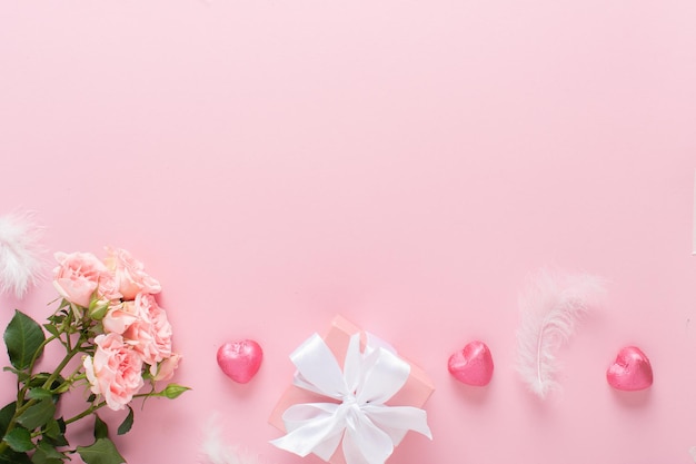 Фото Баннер с подарком и букетом цветов и вязаных сердечек на светло-розовом фоне приглашение на день святого валентина