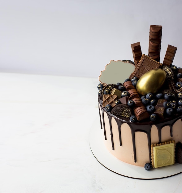 Foto banner con torta di compleanno e decorazione di cioccolato celebrazione