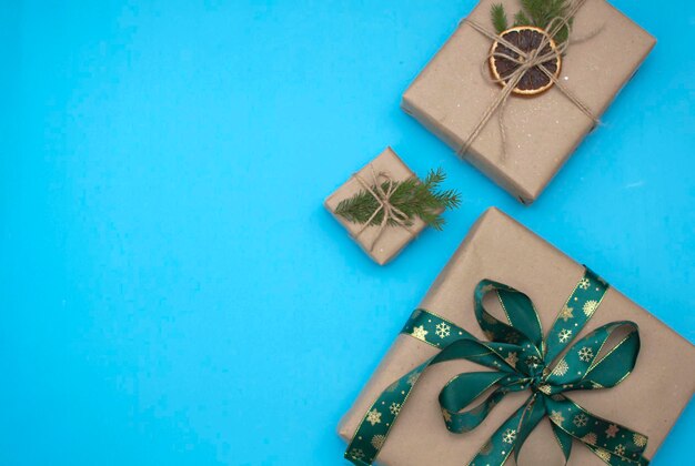 Un banner con decorazioni natalizie e regali su sfondo blu con spazio da copiare. il concetto di regalo per una persona cara, vacanza, natale. posizione, vista dall'alto.