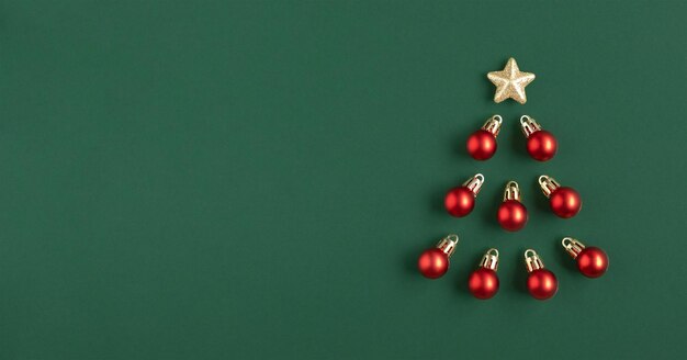 Фото Баннер с рождественской елкой из шаров на зеленом фоне альтернативная рождественская елка