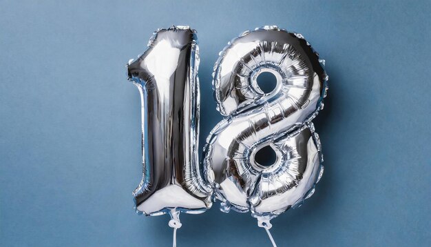 Foto banner con il numero 18 palloncino d'argento celebrazione del 18° anniversario sfondo blu