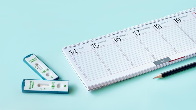 Banner con calendario settimanale shnelltest sul tavolo blu menta schnelltest significa test corona rapido