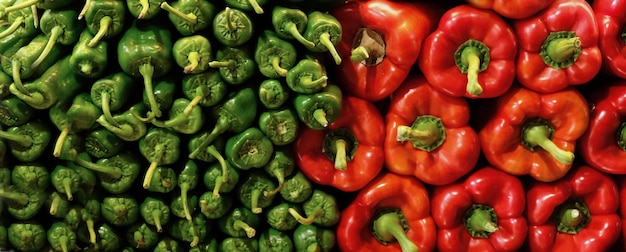 写真 トレンドな美しい有機緑と赤のパプリカのペッパーを掲げたバナー 市場のビタミン 健康食品