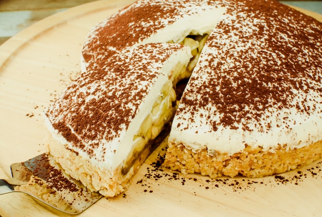 Banoffee cake taart op houten plaat