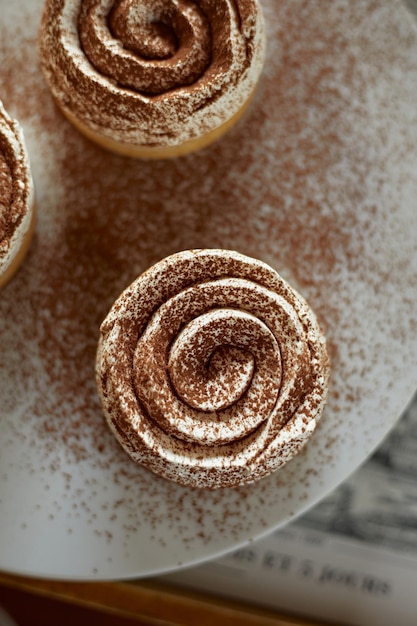 Photo banoffee tarts with banana and caramel sauce