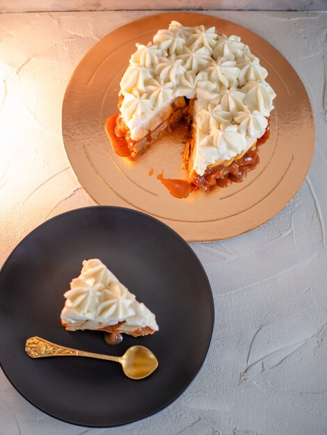 Banoffi cake gemaakt van zandkoekbananen en huisgemaakte karamel