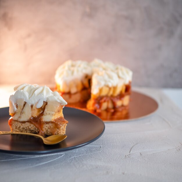 Banoffi cake made of shortbread bananas and homemade caramel