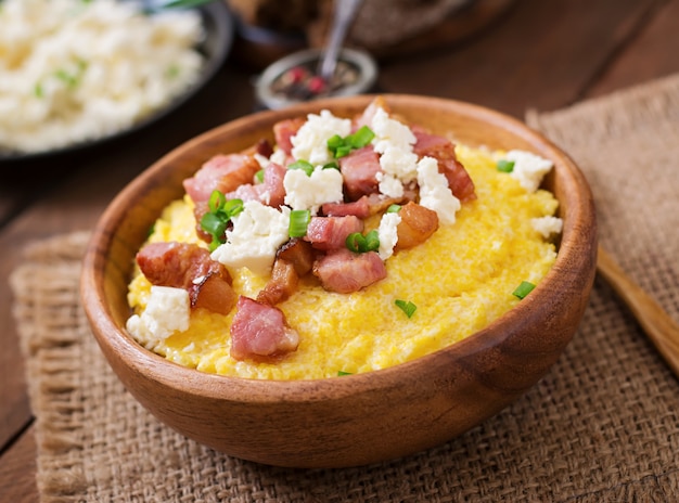 Banosh - farina ucraina di hutsul (porridge di mais) con pancetta, ciccioli e formaggio