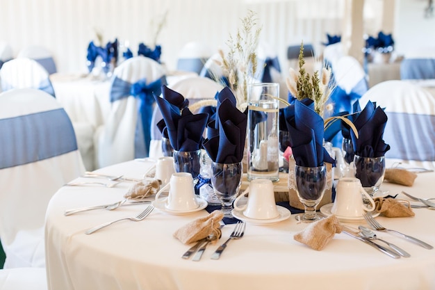 Sala banchetti decorata per il matrimonio in bianco e blu.