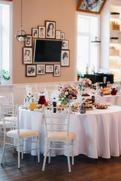 Sala banchetti per matrimoni, decorazione della sala banchetti, arredamento d'atmosfera