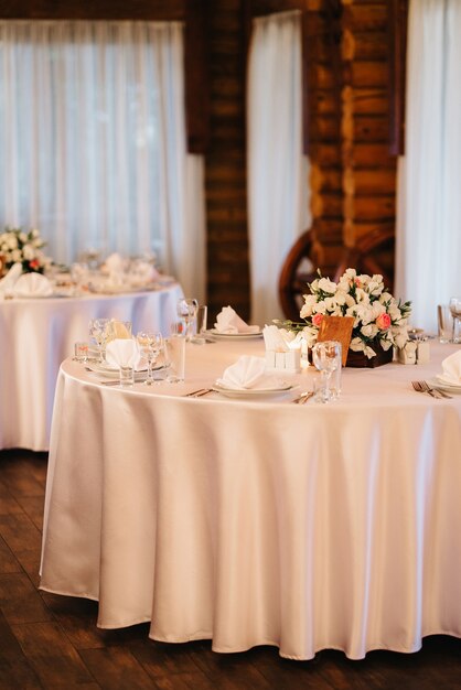 結婚式のための宴会場、宴会場の装飾、雰囲気のある装飾