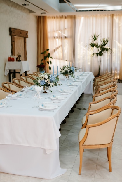 結婚式のための宴会場、宴会場の装飾、雰囲気のある装飾