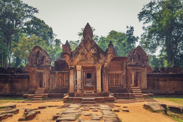 Foto tempio unico di banteay srey di arenaria rosa