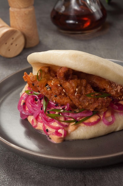 Bao broodje met gepaneerde kip ingelegde ui en saus