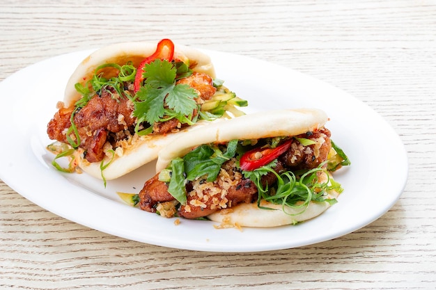 Photo baoxarice steamed buns with chicken spicy herbs and chili peppers panasian dish