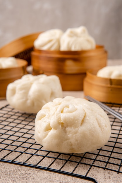 Baozi 또는 Bakpao는 다양한 중국 요리에 사용되는 누룩을 넣은 만두의 일종입니다. 만두가 가장 자주 쪄지지만 고기나 채식주의자 및 준비물에는 다양한 변형이 있습니다.