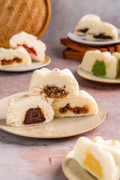 Baozi o bakpao è un tipo di panino ripieno di lievito in varie cucine cinesi