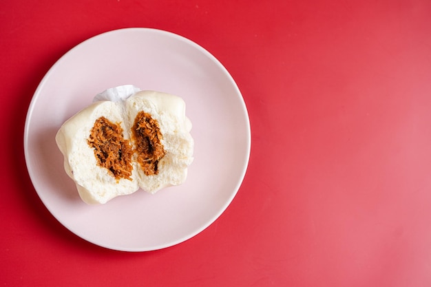 Foto baozi o bakpao è un tipo di panino riempito di lievito in varie cucine cinesi