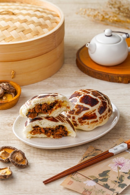 Baozi o bao, è un tipo di panino ripieno di lievito in varie cucine cinesi.