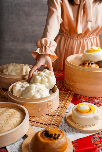 Baozi 또는 bao는 다양한 중국 요리에서 누룩을 넣은 만두의 일종입니다.