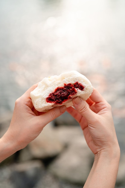 Baozi または中国の蒸しパンは、さまざまな中華料理で使われる酵母入りのパンの一種です。