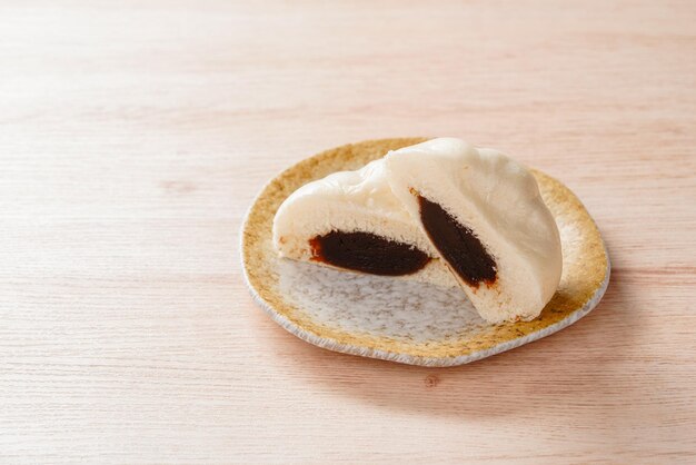 Baozi 또는 Chinese Steamed Buns는 다양한 중국 요리에서 효모로 채워진 롤빵의 일종입니다.