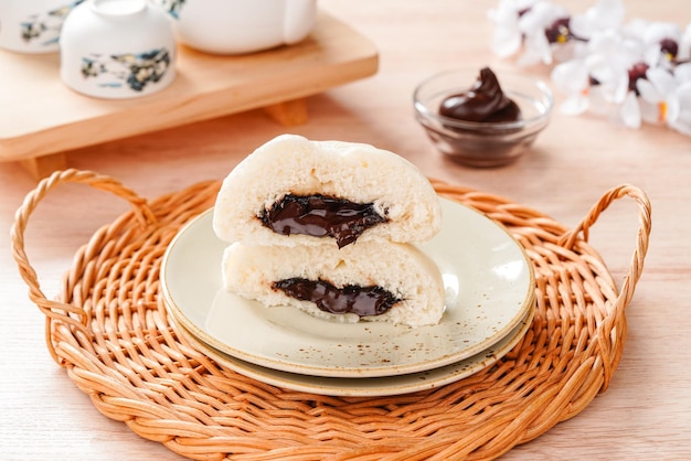 Baozi 또는 Chinese Steamed Buns는 다양한 중국 요리에서 효모로 채워진 롤빵의 일종입니다.