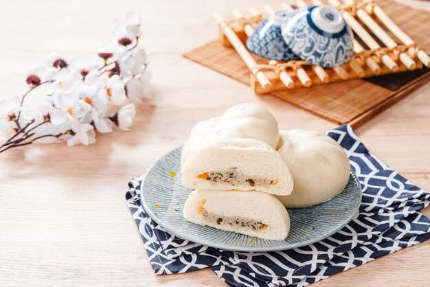 Baozi または中国の蒸しパンは、さまざまな中華料理で使われる酵母入りのパンの一種です。