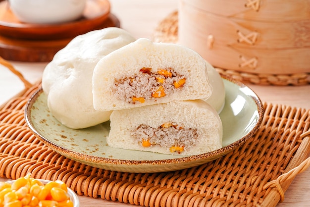 Baozi または中国の蒸しパンは、さまざまな中華料理で使われる酵母入りのパンの一種です。
