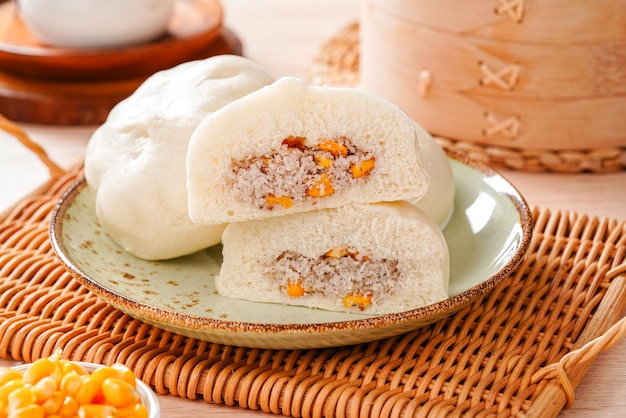 Baozi 또는 Chinese Steamed Buns는 다양한 중국 요리에서 효모로 채워진 롤빵의 일종입니다.