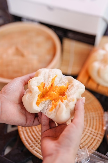 Baozi 또는 Chinese Steamed Buns는 다양한 중국 요리에서 효모로 채워진 롤빵의 일종입니다.