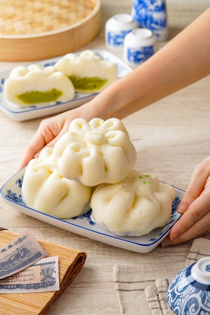 Baozi of bao, is een soort met gist gerezen gevuld broodje in verschillende Chinese keukens.
