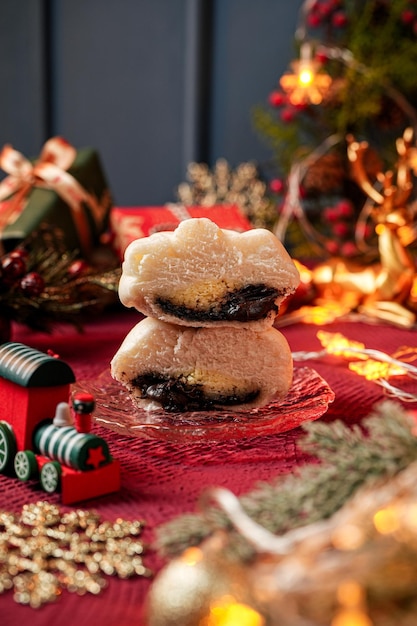 Foto baozi of chinese gestoomde broodjes met kerstversiering