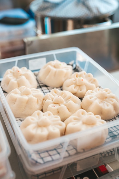 Baozi of Chinese Steamed Buns is een soort gistgezuurd gevuld broodje in verschillende Chinese keukens