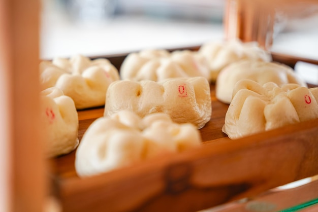 Baozi of Chinese Steamed Buns is een soort gistgezuurd gevuld broodje in verschillende Chinese keukens