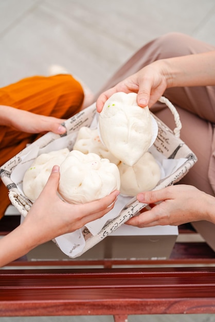 Baozi of Chinese Steamed Buns is een soort gistgezuurd gevuld broodje in verschillende Chinese keukens