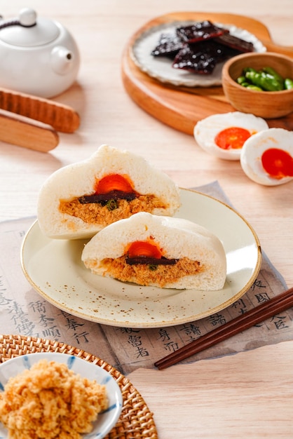 Baozi of Chinese Steamed Buns is een soort gistgezuurd gevuld broodje in verschillende Chinese keukens