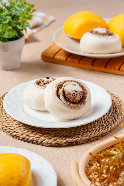 Baozi of Chinese Steamed Buns is een soort gistgezuurd gevuld broodje in verschillende Chinese keukens