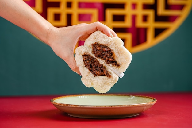 写真 バオジ (baozi) またはバクパオ (bakpao) は,中国の様々な料理で使用される酵母でいっぱいのパンの一種である.