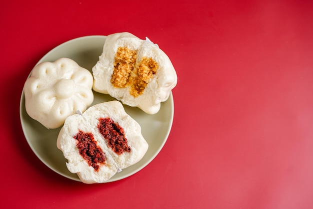 사진 바오지 (baozi) 또는 바크파오 (bakpao) 는 다양한 중국 요리에 사용되는 효모로 가득 차 있는  ⁇ 의 일종이다.